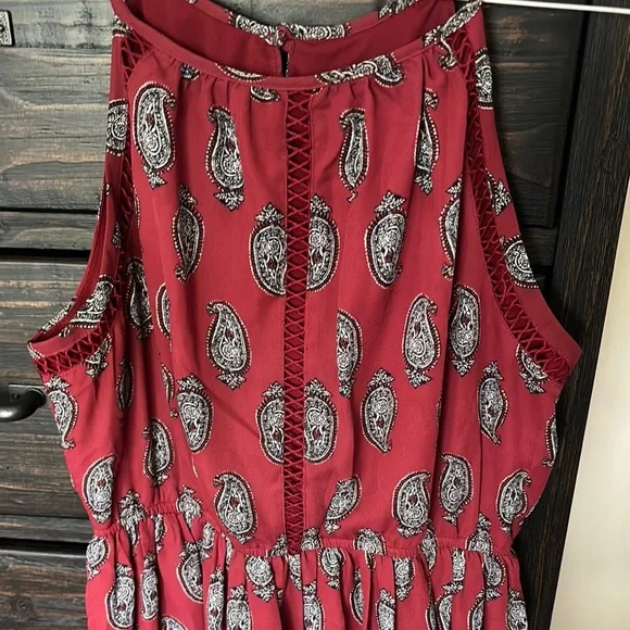 Elegant Red Paisley Dress - Picture 2 of 4